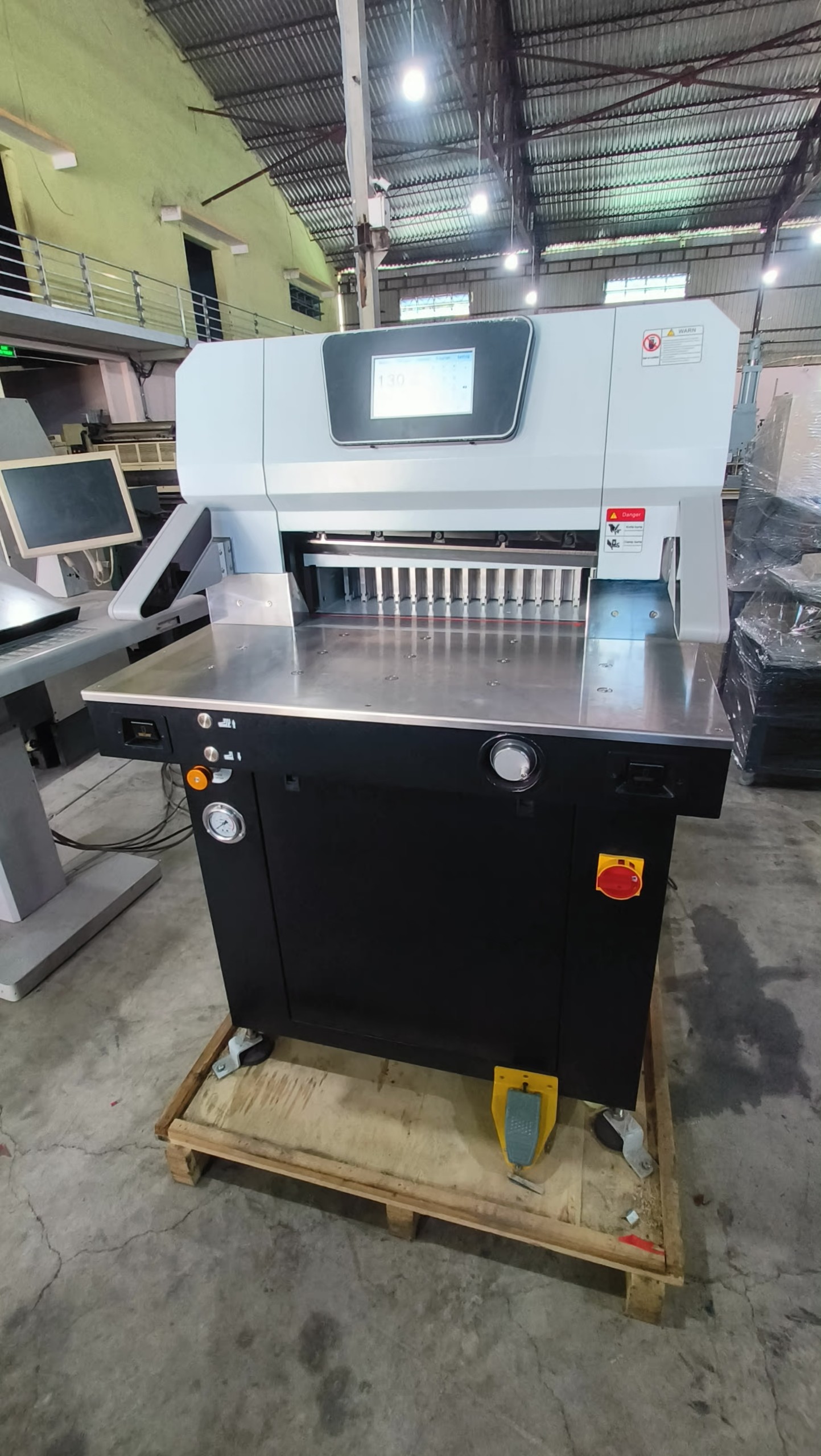 M&Aacute;Y CẮT (X&Eacute;N) GIẤY KHỔ 53 AV53M X&Eacute;N THỦY LỰC